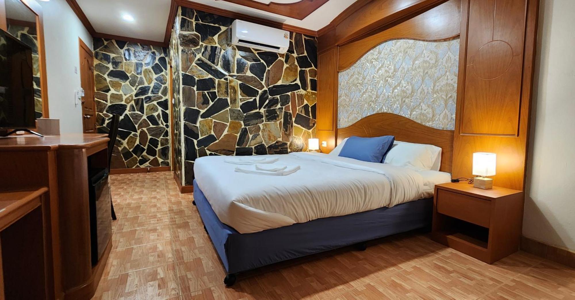 Arya Suites Patong Beach Exterior foto
